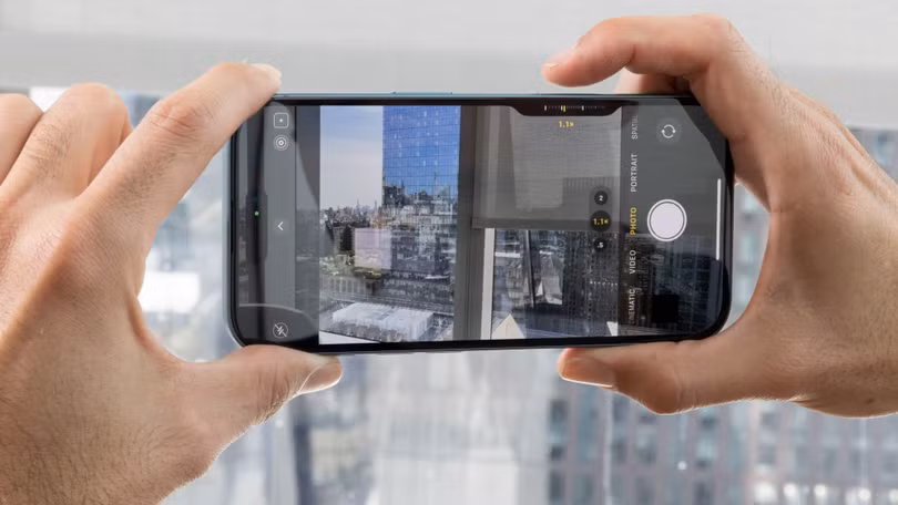 Người dùng có thể chỉnh thông số trong lúc chụp ảnh bằng Camera Control. Ảnh: CNN.