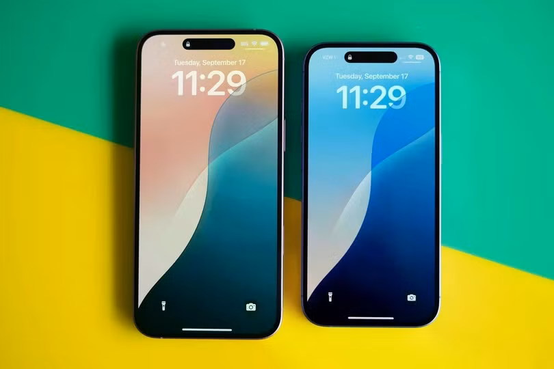 Mặt trước của iPhone 16 Plus (trái) và iPhone 16. Ảnh: The Verge.