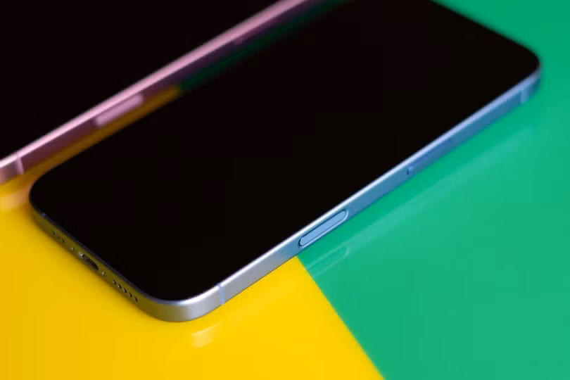 Nút Camera Control của iPhone 16. Ảnh: The Verge.