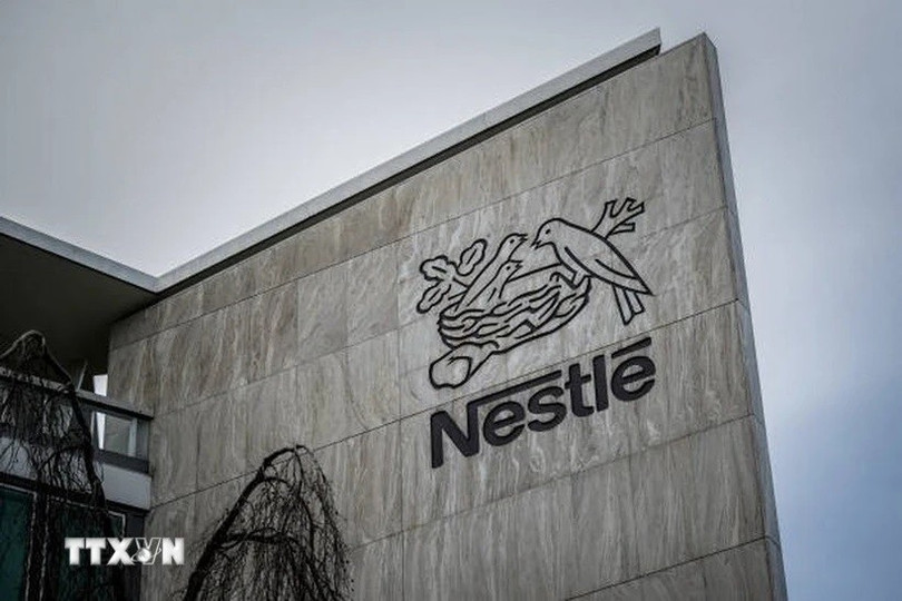 Biểu tượng Nestle tại trụ sở tập đoàn ở Vevey, Thụy Sĩ. (Ảnh: Getty Images/TTXVN) tap-doan-nestle.jpg