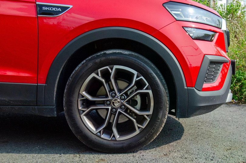 Đèn chiếu sáng, lốp xe là những hạng mục cần kiểm tra trước các chuyến đi chơi Tết bằng ôtô. Ảnh minh họa: Phúc Hậu.