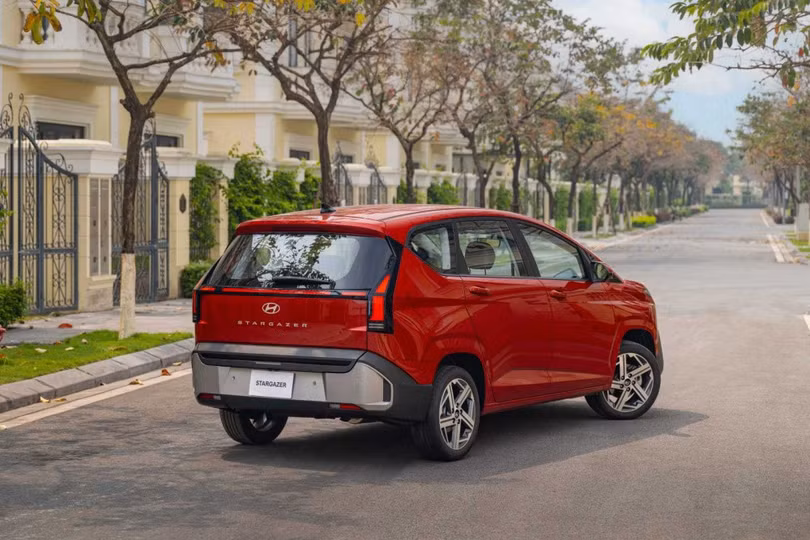 Tổng thể ngoại thất mang đến hình ảnh một mẫu xe đa dụng hiện đại.