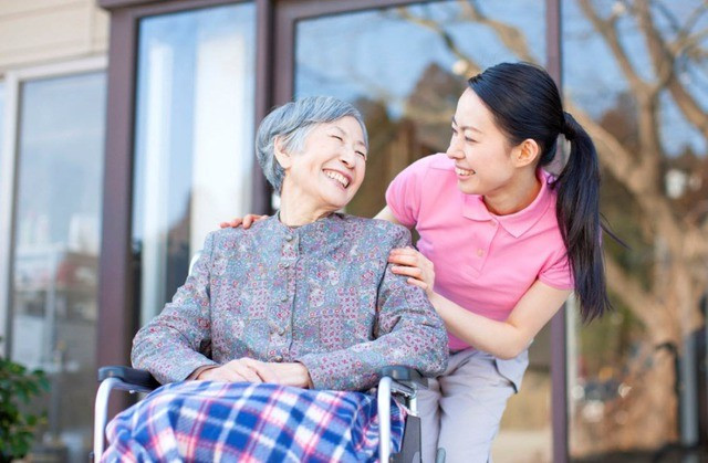 Chăm sóc tinh thần cho người già quan trọng không kém gì chăm sóc sức khỏe thể chất. Ảnh minh họa.