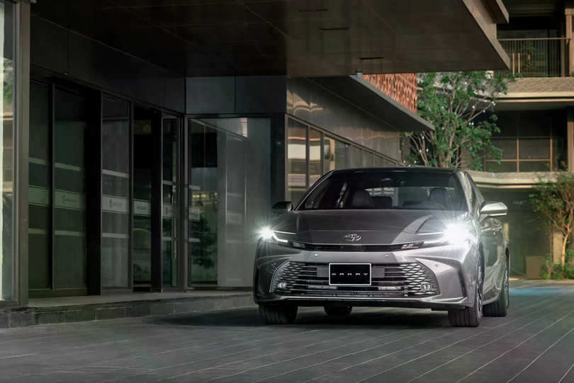 Toyota Camry từng nhận khuyến mại theo hình thức ưu đãi phí trước bạ trong giai đoạn cuối năm. Ảnh: TMV.