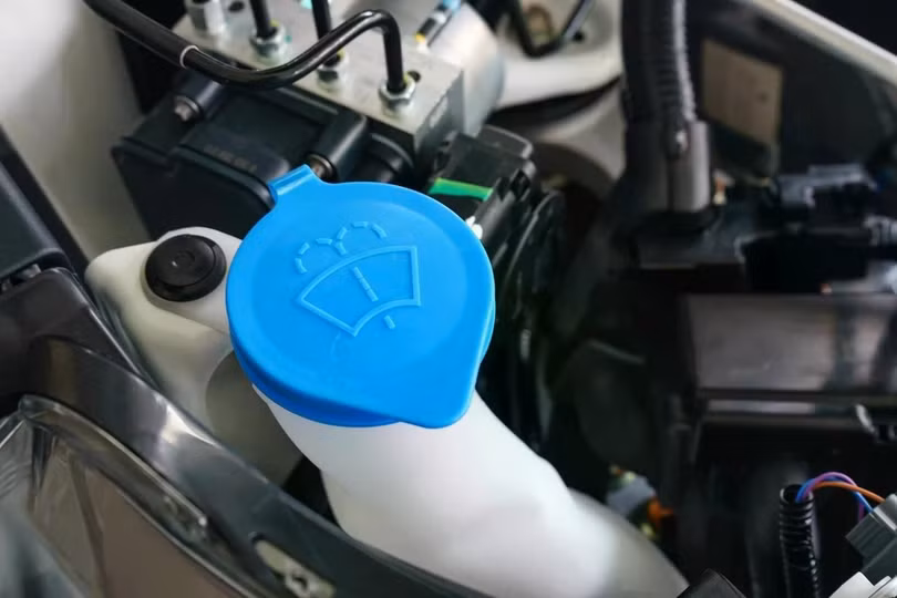 Nhiều tài xế vẫn có thói quen sử dụng nước máy, thậm chí là nước khoáng, để thay thế cho dung dịch nước rửa kính chuyên dụng. Liệu điều này có gây hại gì cho xe trong thời gian dài sử dụng hay không?