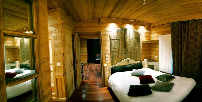 Bên trong phòng Honeymoon Suite, nơi có một nửa diện tích nằm trên đất Pháp, nửa còn lại nằm ở Thụy Sĩ. Ảnh: UH