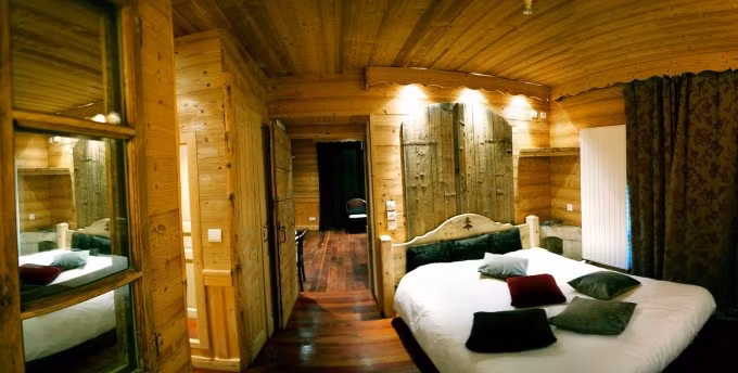 Bên trong phòng Honeymoon Suite, nơi có một nửa diện tích nằm trên đất Pháp, nửa còn lại nằm ở Thụy Sĩ. Ảnh: UH