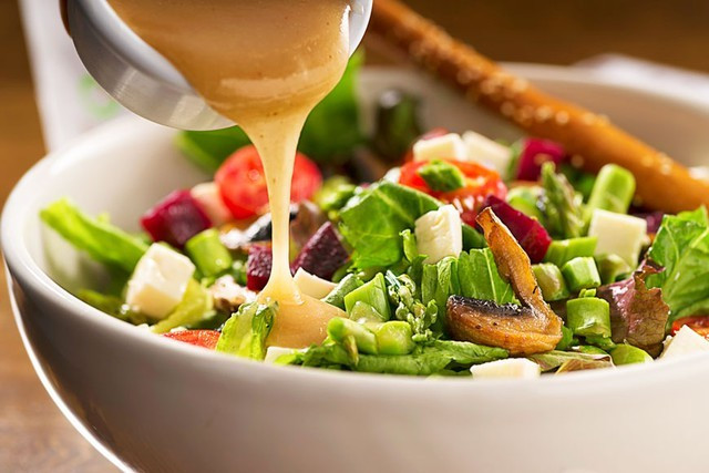 Nếu đi kèm với sốt đóng chai, phô mai béo, thịt xông khói, bánh mì chiên giòn hay quá nhiều bơ, món salad lại dễ trở thành "bẫy calo" khó lường. Nếu đi kèm với sốt đóng chai, phô mai béo, thịt xông khói, bánh mì chiên giòn hay quá nhiều bơ, món salad lại dễ trở thành "bẫy calo" khó lường.