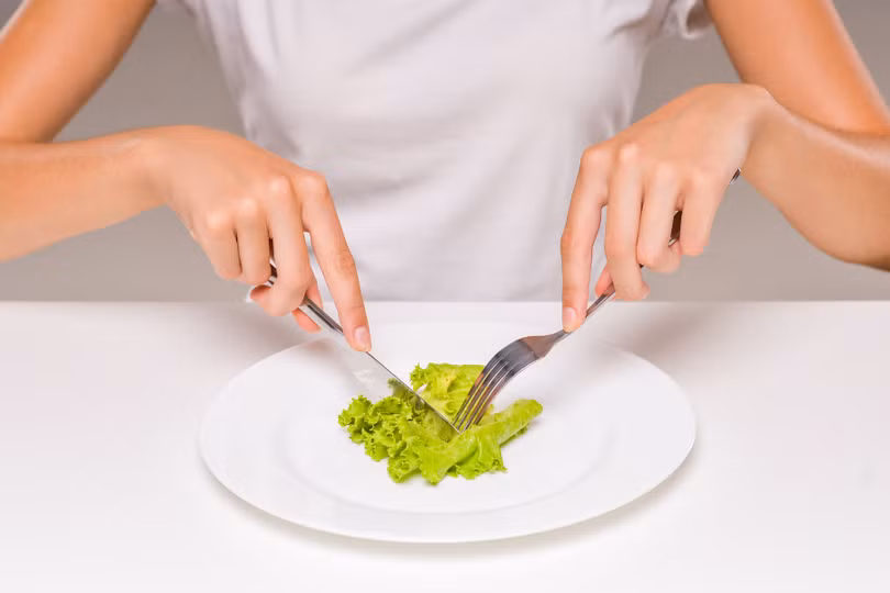 Một trong những cách giảm cân sai lầm phổ biến là nhịn ăn đột ngột hoặc loại bỏ hoàn toàn một nhóm thực phẩm.