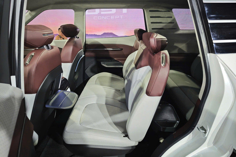 Không gian bên trong xe khá rộng rãi với 3 hàng ghế và 7 chỗ ngồi. Nội thất bản concept được bọc da gam màu nâu-trắng tương phản.