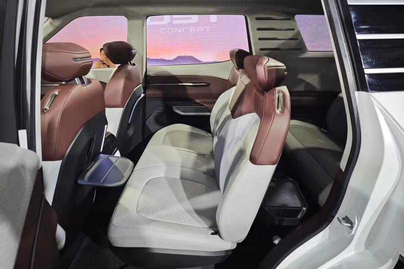 Không gian bên trong xe khá rộng rãi với 3 hàng ghế và 7 chỗ ngồi. Nội thất bản concept được bọc da gam màu nâu-trắng tương phản.