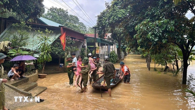 Công an Thanh Hóa tổ chức di dời tài sản và 10 hộ dân tại thôn Quyết Thắng 1 đến nơi an toàn. (Ảnh: TTXVN phát) bao-so-10-thanh-hoa-1.jpg