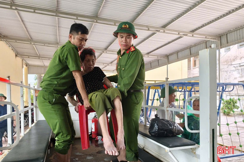Công an xã Đan Hải hỗ trợ đưa người già, người neo đơn tới nơi tránh trú an toàn. bqbht_br_z7059021726831-81c50949edfac368a9764f16d0e9bfa9.jpg