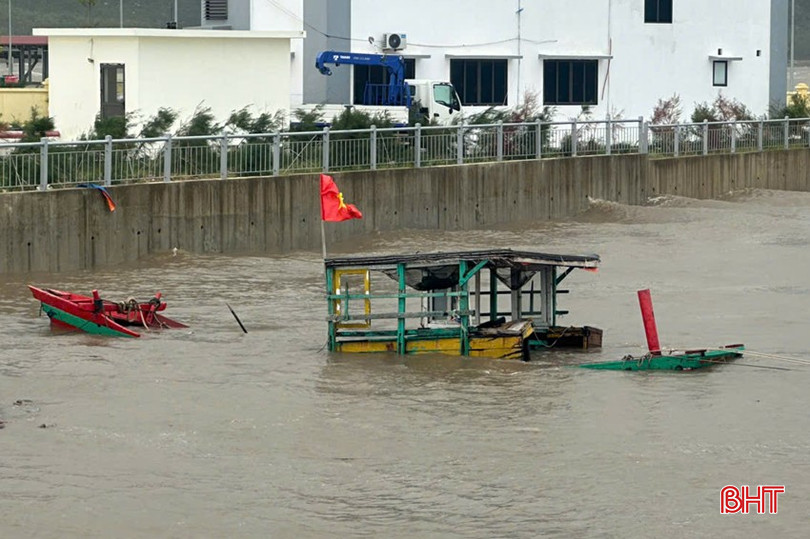 Sóng to gió lớn do bão số 10 gây ra đã đánh chìm một tàu cá dưới 15m của ngư dân Thiên Cầm trước sự bất lực của chủ tàu. bqbht_br_z7059296319905-e1876f5b23d263326de5c923b060427a.jpg