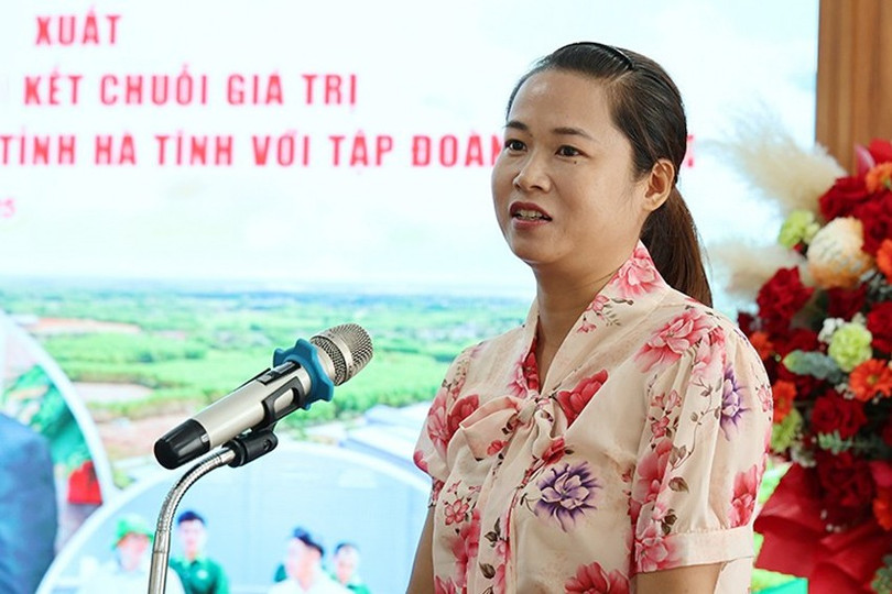 Chị Nguyễn Thị Hoài ở xã Hương Phố chia sẻ về hiệu quả mô hình nuôi lợn theo hướng hữu cơ liên kết với Công ty Quế Lâm. img-9957.jpg