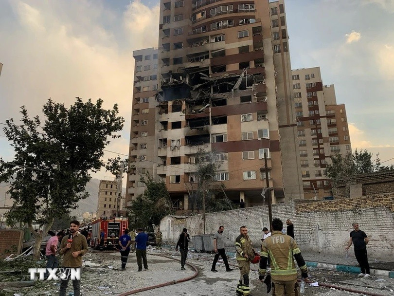 Tòa nhà tại Tehran, Iran bị hư hại sau đòn không kích của Israel, ngày 13/6/2025. (Ảnh: AA/TTXVN) cang-thang-israel-iran-quan-doi-israel-tuyen-bo-chiem-uu-the-tren-khong-8095335.jpg