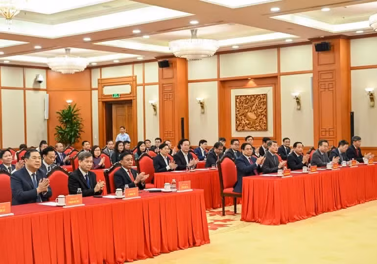 Thủ tướng Phạm Minh Chính, Thường trực Ban Bí thư Trần Cẩm Tú cùng các đồng chí lãnh đạo Đảng, Nhà nước dự hội nghị. (Ảnh: DUY LINH)