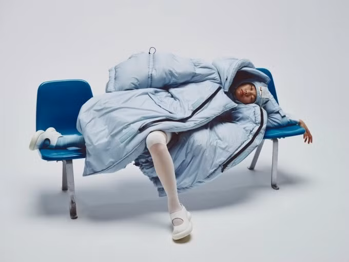 Áo khoác thông minh ZZZN giúp bạn có giấc ngủ ngắn mọi lúc, mọi nơi. Ảnh: Yusuke Maekawa