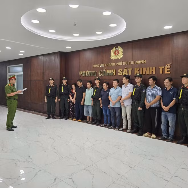 Từ trái qua Lê Thị Ngọc Hương; Lê Thanh Tú, Nguyễn Thanh Hải, Nguyễn Hồng Hải; Nguyễn Văn Yên; Phạm Tuấn Dũng; Nguyễn Tấn Hi. (Ảnh: CA Thành phố Hồ Chí Minh cung cấp)