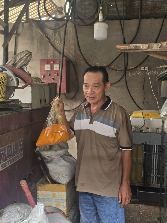 Đối tượng pha trộn dung môi công nghiệp cùng phẩm màu vào bồn ngầm chứa xăng A95 để làm giả xăng thật. (Ảnh: CA Thành phố Hồ Chí Minh cung cấp)