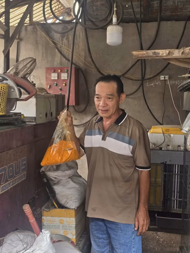 Đối tượng pha trộn dung môi công nghiệp cùng phẩm màu vào bồn ngầm chứa xăng A95 để làm giả xăng thật. (Ảnh: CA Thành phố Hồ Chí Minh cung cấp)