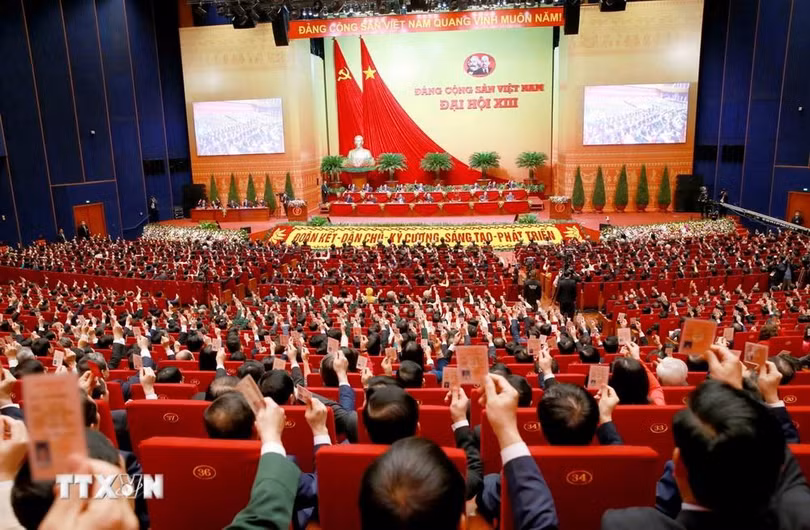 Đại hội XIII của Đảng bổ sung xây dựng hệ thống chính trị cùng với xây dựng Đảng trong sạch, vững mạnh; nêu khát vọng phát triển đất nước; xác định mục tiêu đến giữa thế kỷ 21 nước ta trở thành nước phát triển, theo định hướng xã hội chủ nghĩa. (Ảnh: Doãn Tấn/TTXVN)