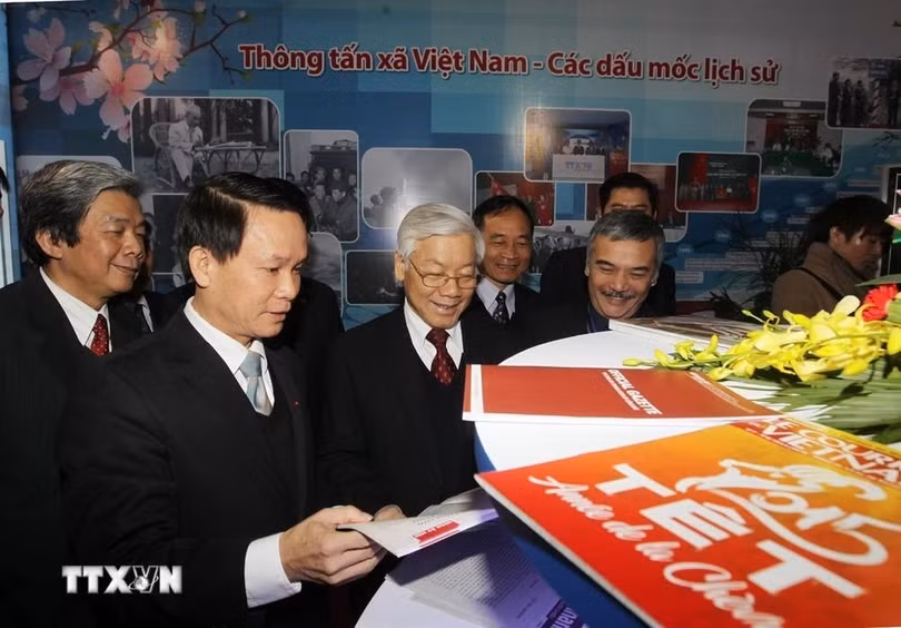 Tổng Bí thư Nguyễn Phú Trọng thăm gian trưng bày các ấn phẩm báo chí của Thông tấn xã Việt Nam tại Hội báo Xuân Ất Mùi 2015. (Ảnh: Trí Dũng/TTXVN)