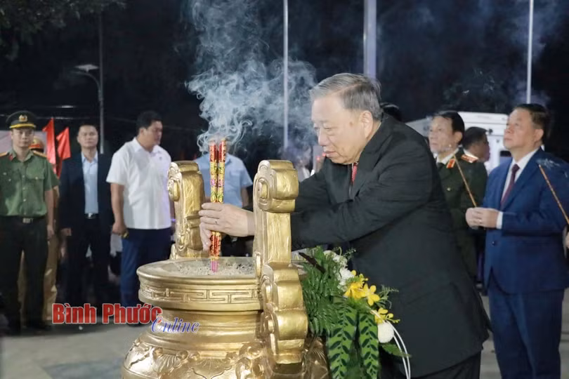 Tổng Bí thư Tô Lâm và các thành viên đoàn công tác dâng hương, hoa tại Đền thờ liệt sĩ và đồng bào tử nạn núi Bà Rá