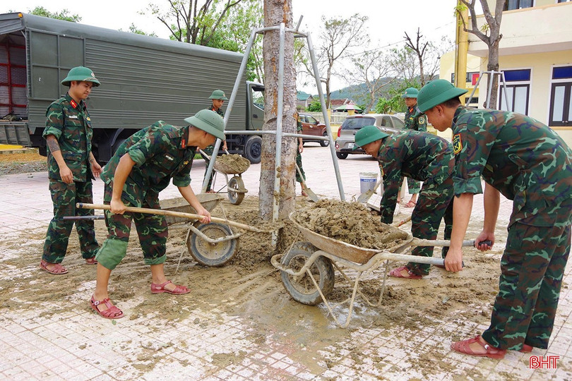 Cán bộ, chiến sĩ Trung đoàn 841 và bộ đội biên phòng hỗ trợ các trường học Hà Tĩnh khắc phục hậu quả bão số 10. image-4.jpg