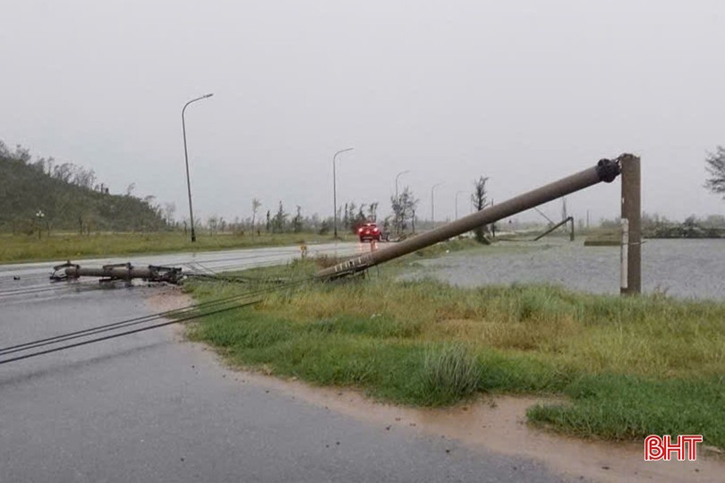 Gió bão mạnh kéo dài nhiều giờ khiến hàng chục cột điện trung thế và hạ thế ở các xã Lộc Hà, Mai Phụ (Hà Tĩnh) đổ gãy. image-3.jpg
