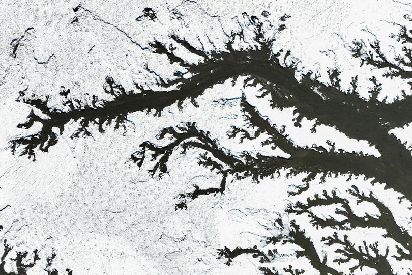 Cùng ngày, băng giá phủ kín bãi bùn gần cảng Maehyang, thành phố Hwaseong, tỉnh Gyeonggi, trong bối cảnh đợt không khí lạnh tiếp tục ảnh hưởng diện rộng.