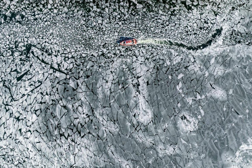 Ngày 28/1, các thành viên Đội cứu hộ đường thủy Gwangnaru, trực thuộc đơn vị cứu hộ đặc biệt 119 quận Gangdong (Seoul, Hàn Quốc) triển khai phá băng trên sông Hàn.