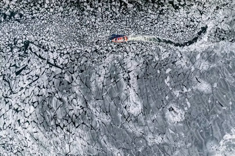 Ngày 28/1, các thành viên Đội cứu hộ đường thủy Gwangnaru, trực thuộc đơn vị cứu hộ đặc biệt 119 quận Gangdong (Seoul, Hàn Quốc) triển khai phá băng trên sông Hàn.