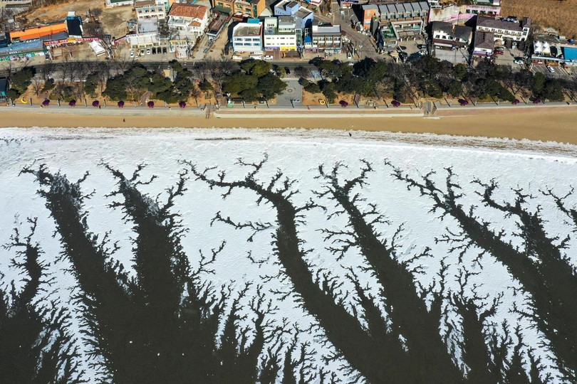 Trước đó, băng giá bao phủ các bãi bùn quanh cảng Bunori, huyện Ganghwa (Incheon), ngày 22/1, khi đợt rét đậm lan rộng trên phạm vi toàn quốc.