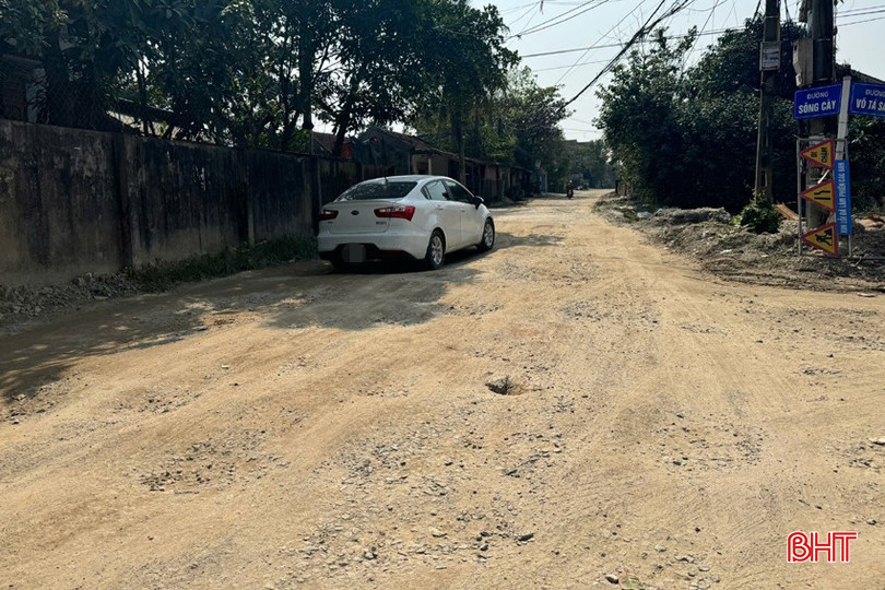 Tuyến đường sông Cày ở thị trấn Thạch Hà xuống cấp nghiêm trọng. Hình ảnh ghi nhận ngày 6/1/2025. bqbht_br_z6201404694892-7da21a3f81e8036eaa75044af1a59d18.jpg