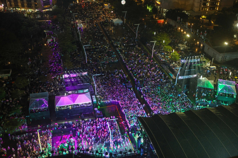 23h giờ Hà Nội: Hàng nghìn người tập trung tại lễ đếm ngược đêm giao thừa bên ngoài tòa nhà Đài Bắc 101, đảo Đài Loan (Trung Quốc). Ảnh: Reuters.