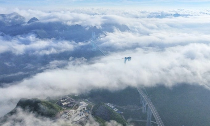 Cầu hẻm núi Hoa Giang nhìn từ trên cao. Ảnh: Xinhua