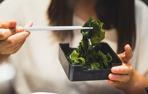 Rong biển chứa nhiều i-ốt tốt cho người bệnh suy giáp tuy nhiên cũng không nên ăn quá nhiều.