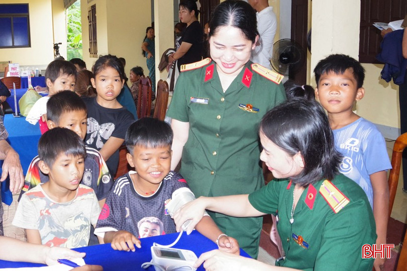 Đội ngũ quân y tiến hành khám sàng lọc các bệnh lý thông thường cho trẻ em đồng bào dân tộc Chứt. bqbht_br_02.jpg