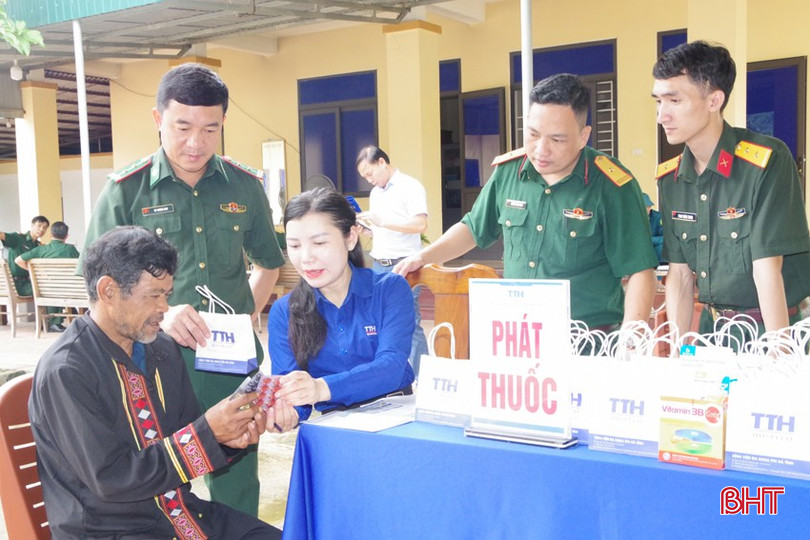 Đại diện ban tổ chức trao thuốc miễn phí cho bà con nhân dân sau khi được thăm khám. bqbht_br_06.jpg
