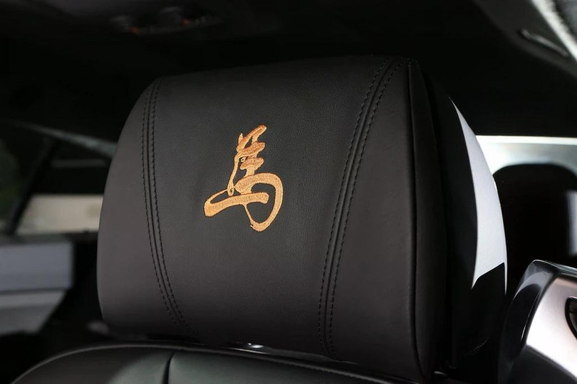 Ngoài ra, các tín đồ tốc độ có thể lựa chọn mẫu xe hiệu năng cao BMW M6 Gran Coupe Horse Edition với chữ "Mã" được thêu cách điệu trên tựa đầu.