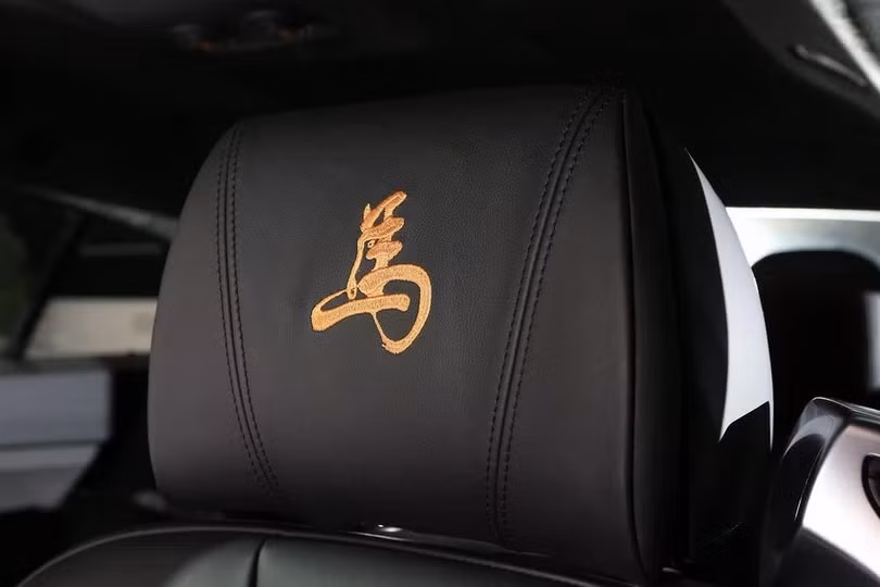 Ngoài ra, các tín đồ tốc độ có thể lựa chọn mẫu xe hiệu năng cao BMW M6 Gran Coupe Horse Edition với chữ "Mã" được thêu cách điệu trên tựa đầu.