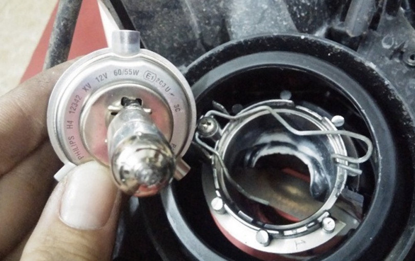 Tài xế có thể tự kiểm tra đèn xe bằng cách lùi gần bờ tường hoặc nhờ người khác quan sát phản chiếu