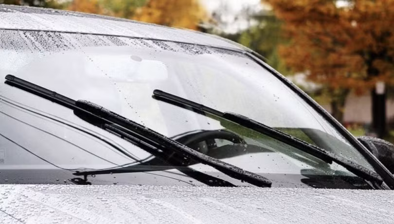 Thay lưỡi gạt nước định kỳ.