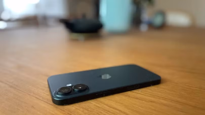 Người dùng được khuyến khích đặt úp điện thoại xuống mỗi khi có thể. Ảnh: Jason Chun/CNET.