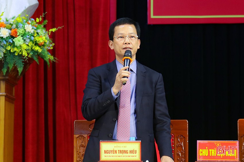 Chủ tịch UBND thành phố Nguyễn Trọng Hiếu trao đổi một số nội dung người dân kiến nghị, phản ánh. bqbht_br_img-9623.jpg