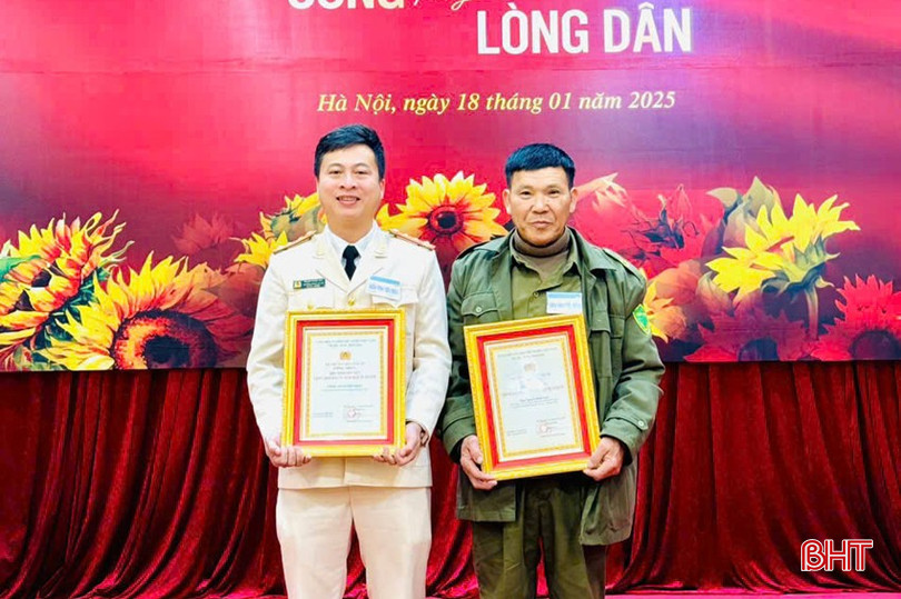 Tập thể Công an xã Sơn Kim 2 (huyện Hương Sơn) và ông Nguyễn Đình Lam - Tổ trưởng Tổ bảo vệ ANTT thôn Kiều Mộc, xã Khánh Vĩnh Yên (huyện Can Lộc) được tôn vinh vì những đóng góp trong công tác bảo vệ ANTT tại cơ sở. bqbht_br_z6241290977429-c0e1fd1930f5074889e22f5ecf0f90a8.jpg