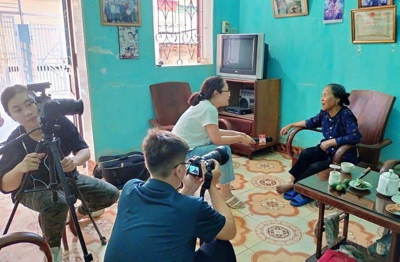 Nhóm phóng viên Báo Điện tử VietnamPlus phỏng vấn cựu dân công hỏa tuyến Nguyễn Thị Lý tại phường Nam Thanh, thành phố Điện Biên Phủ nhân kỷ niệm 70 năm Chiến thắng Điện Biên Phủ. (Ảnh: TTXVN) Nhóm phóng viên Báo Điện tử VietnamPlus phỏng vấn cựu dân công hỏa tuyến Nguyễn Thị Lý tại phường Nam Thanh, thành phố Điện Biên Phủ nhân kỷ niệm 70 năm Chiến thắng Điện Biên Phủ. (Ảnh: TTXVN)