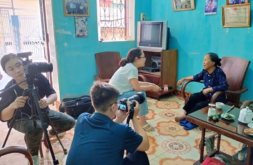 Nhóm phóng viên Báo Điện tử VietnamPlus phỏng vấn cựu dân công hỏa tuyến Nguyễn Thị Lý tại phường Nam Thanh, thành phố Điện Biên Phủ nhân kỷ niệm 70 năm Chiến thắng Điện Biên Phủ. (Ảnh: TTXVN)