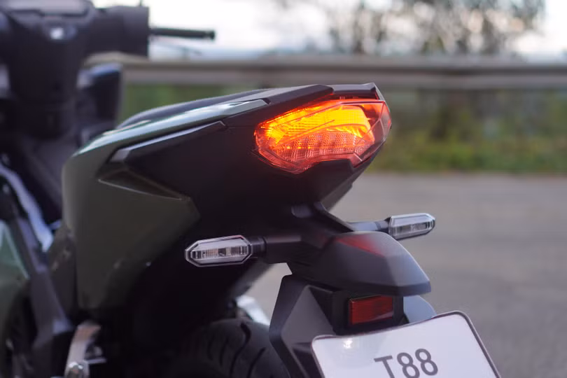 Đuôi xe được trang bị đèn hậu dạng treo.